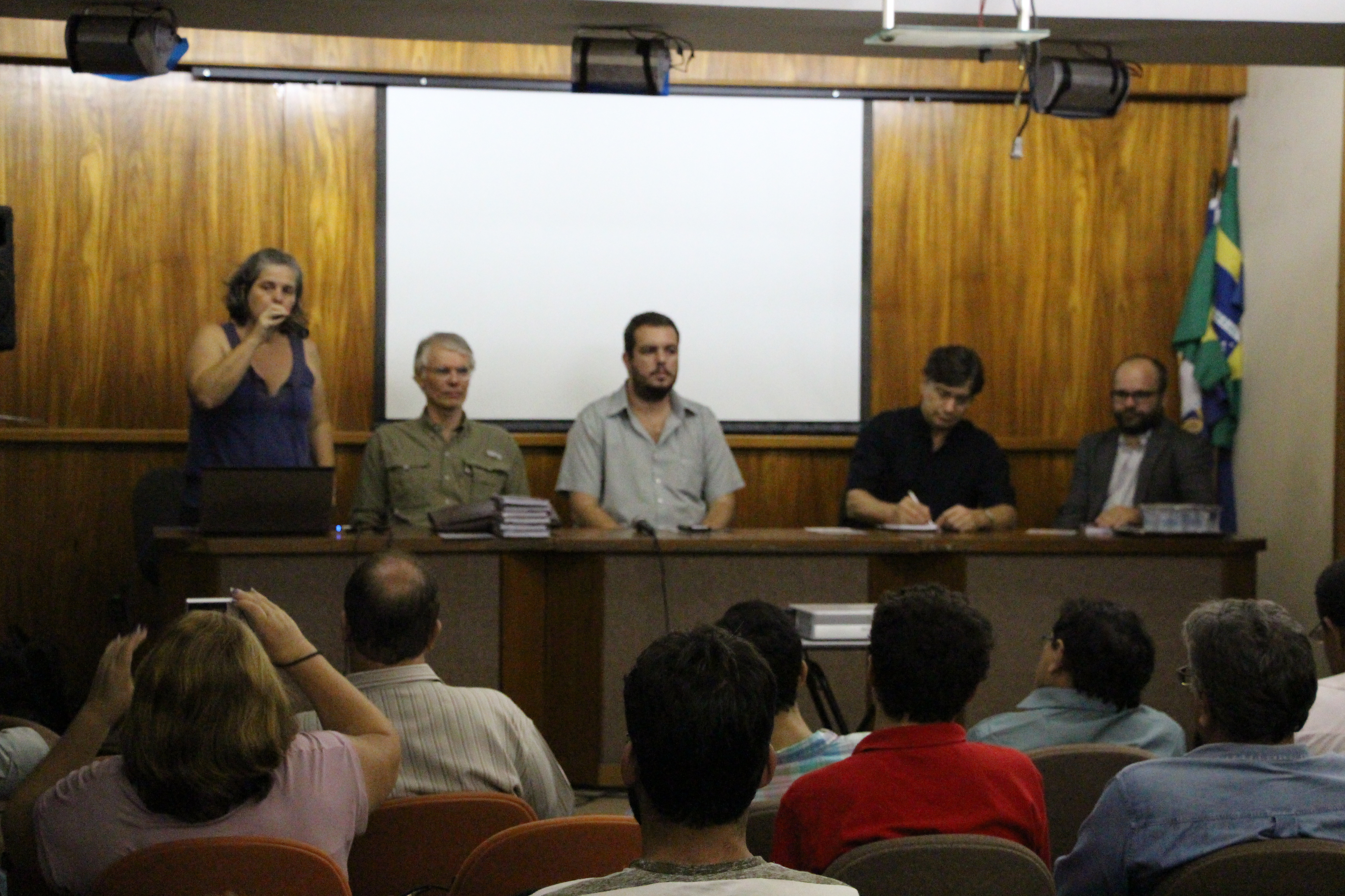 Mesa de Debate Político Social e Audiência Engajada