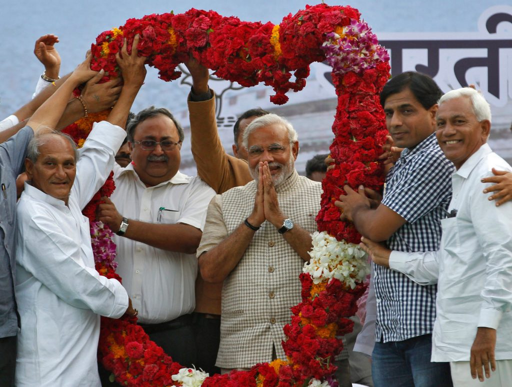 Narendra Modi, além de ser um piedoso hinduísta, foi apresentado como bom gestor