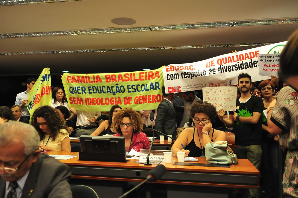 Lamentavelmente o viés religioso prevaleceu neste debate, deixando em segundo pl