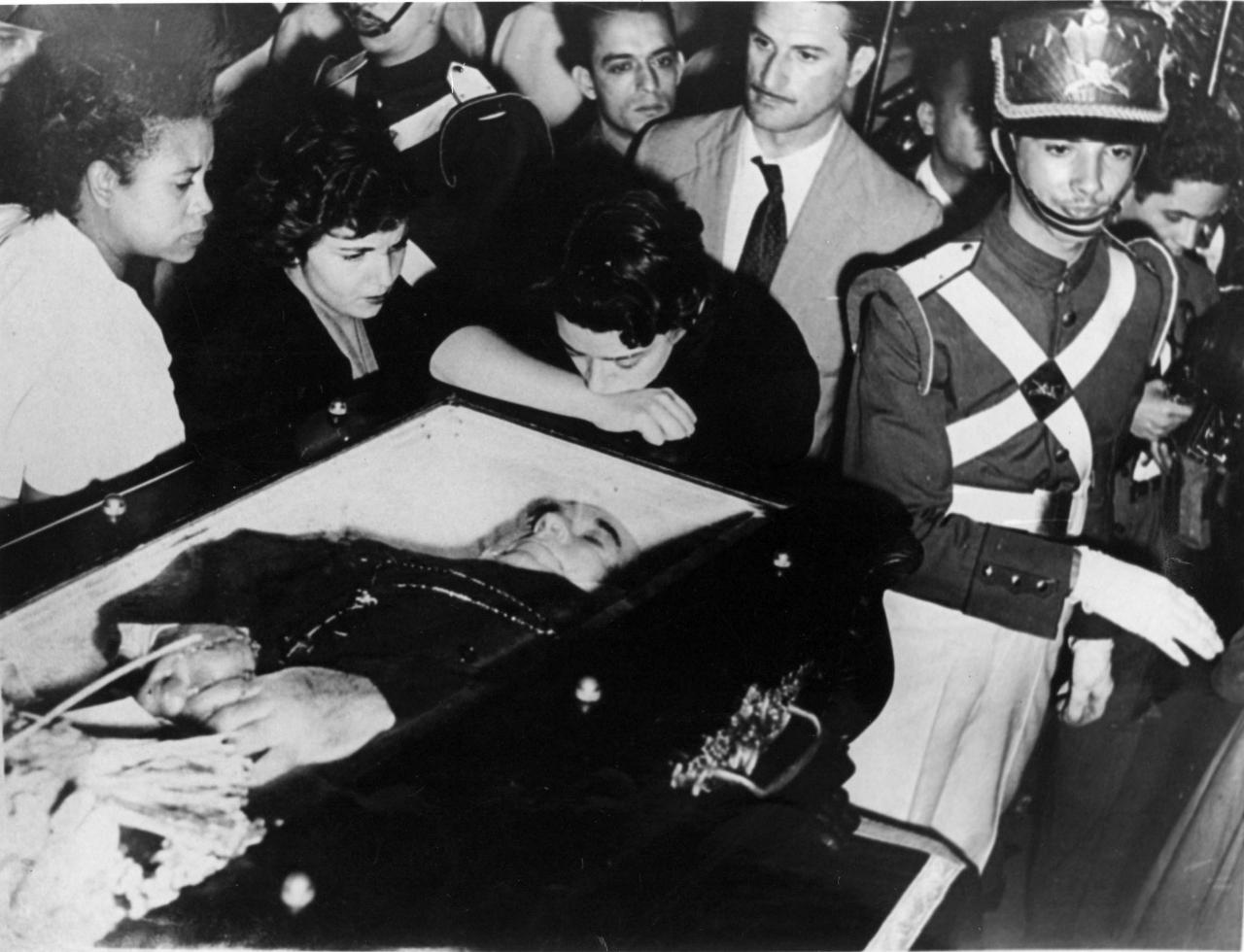 População lamenta a morte de Getúlio Vargas