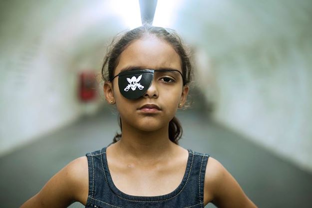 Menina com tapa-olho pirata: olhar de determinação