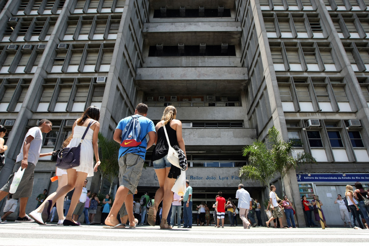 Jovens e Cotidiano em Frente a Edifício Público