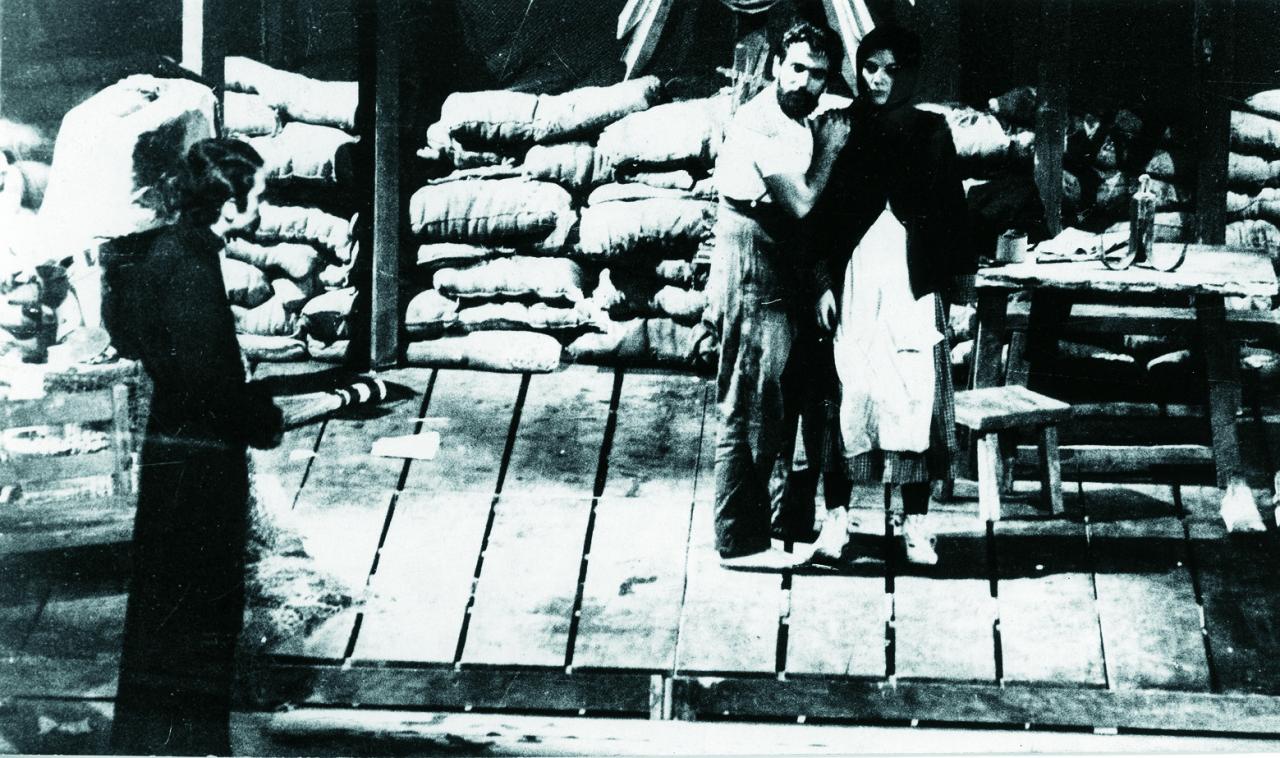 Três Figuras em Cenário Rústico: Trabalho e Resistência