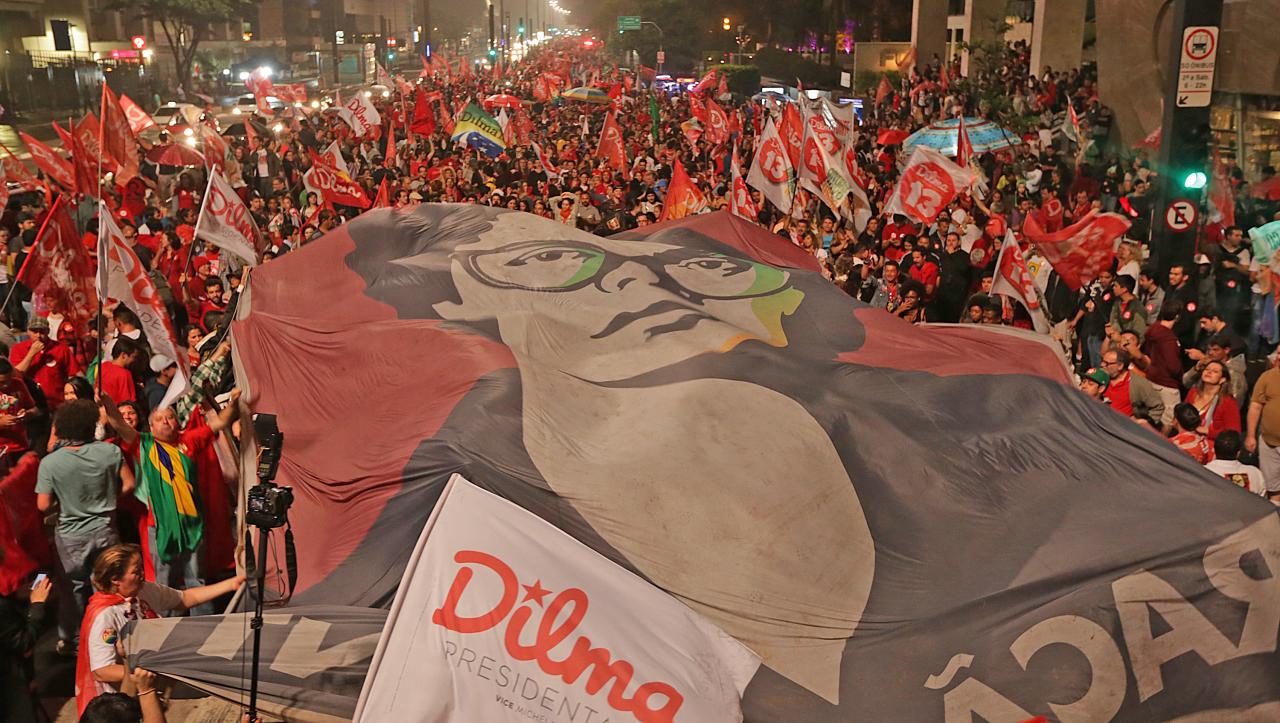 Manifestação de apoio à Dilma Rousseff com mega bandeira