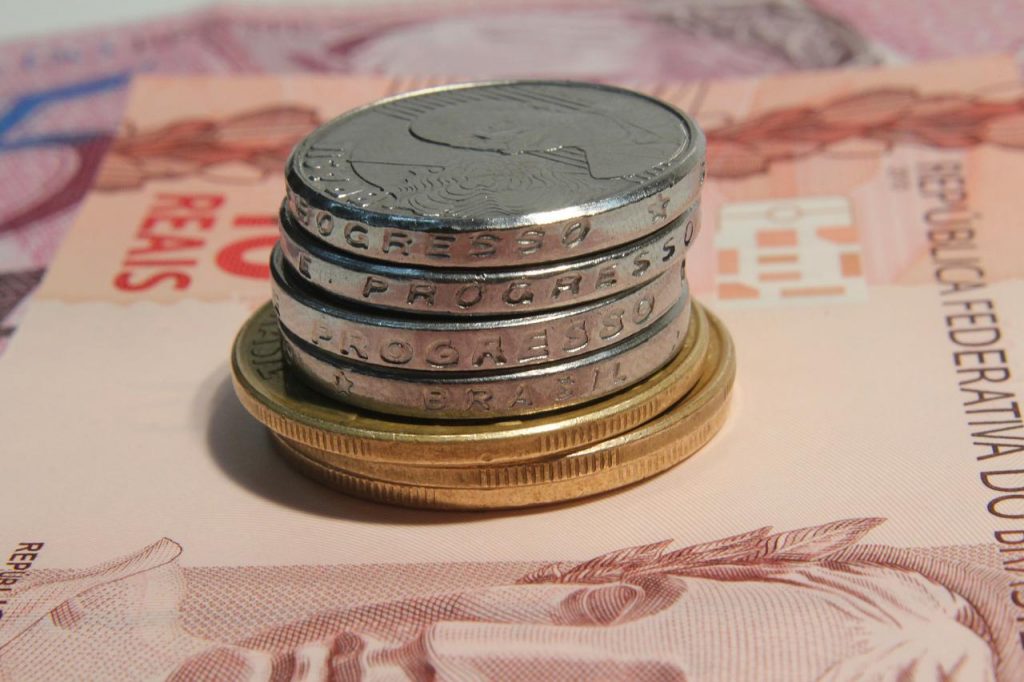 Em “papo reto”: os pobres pagam muito porque os ricos não pagam quase nada