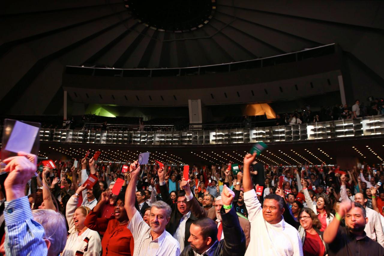 Militantes no 14º Encontro Nacional do PT em São Paulo