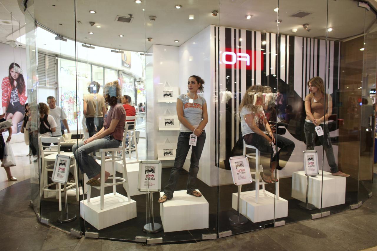 Mulheres com etiquetas de preços, um protesto contra o tráfico de pessoas, organ