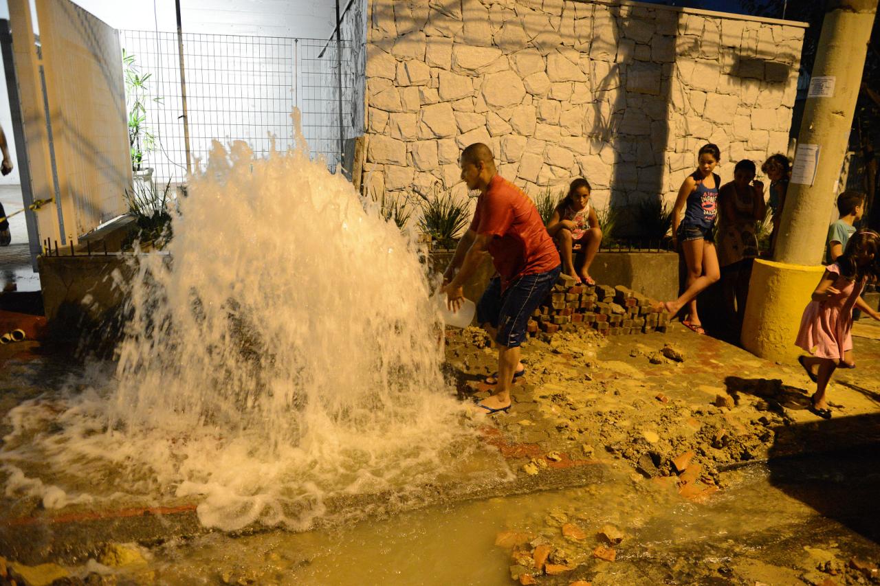 A água que entra pelo cano e vaza: a cada 10 litros 4 podem se perder nos sistem