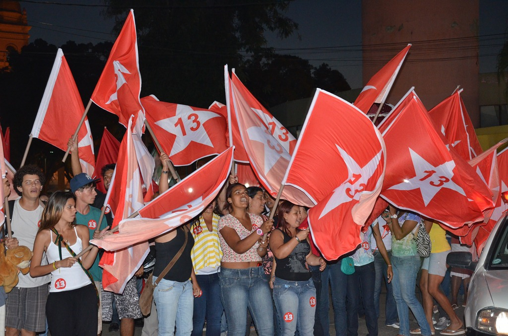 Manifestação do PT: Bandeiras Vermelhas e o Número 13