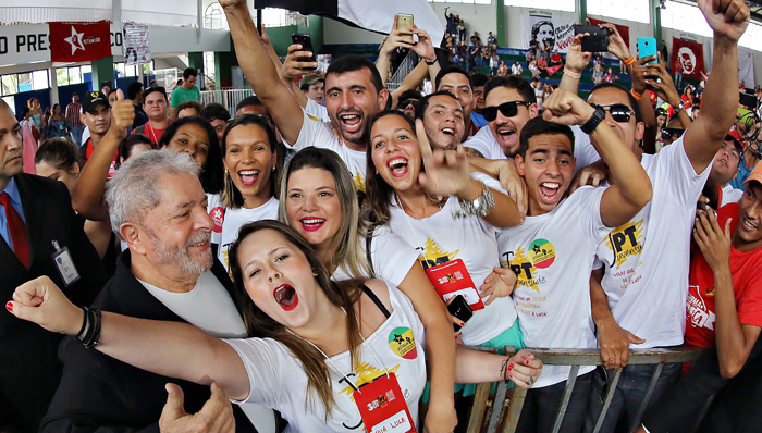 Lula e Juventude PT: Apoio Vibrante em Conferência