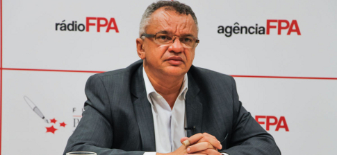 Homem em Evento Oficial da Fundação Perseu Abramo