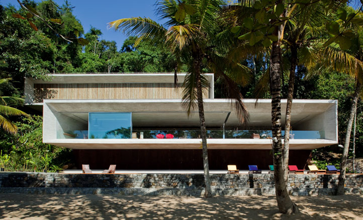Casa Moderna Tropical: Arquitetura e Natureza à Beira-Mar