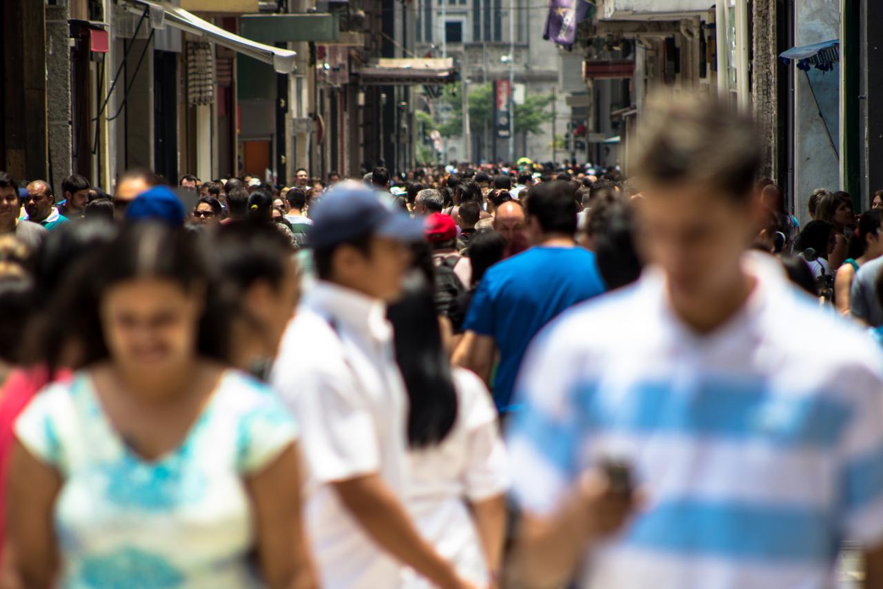 Multidão em Movimento no Centro Urbano