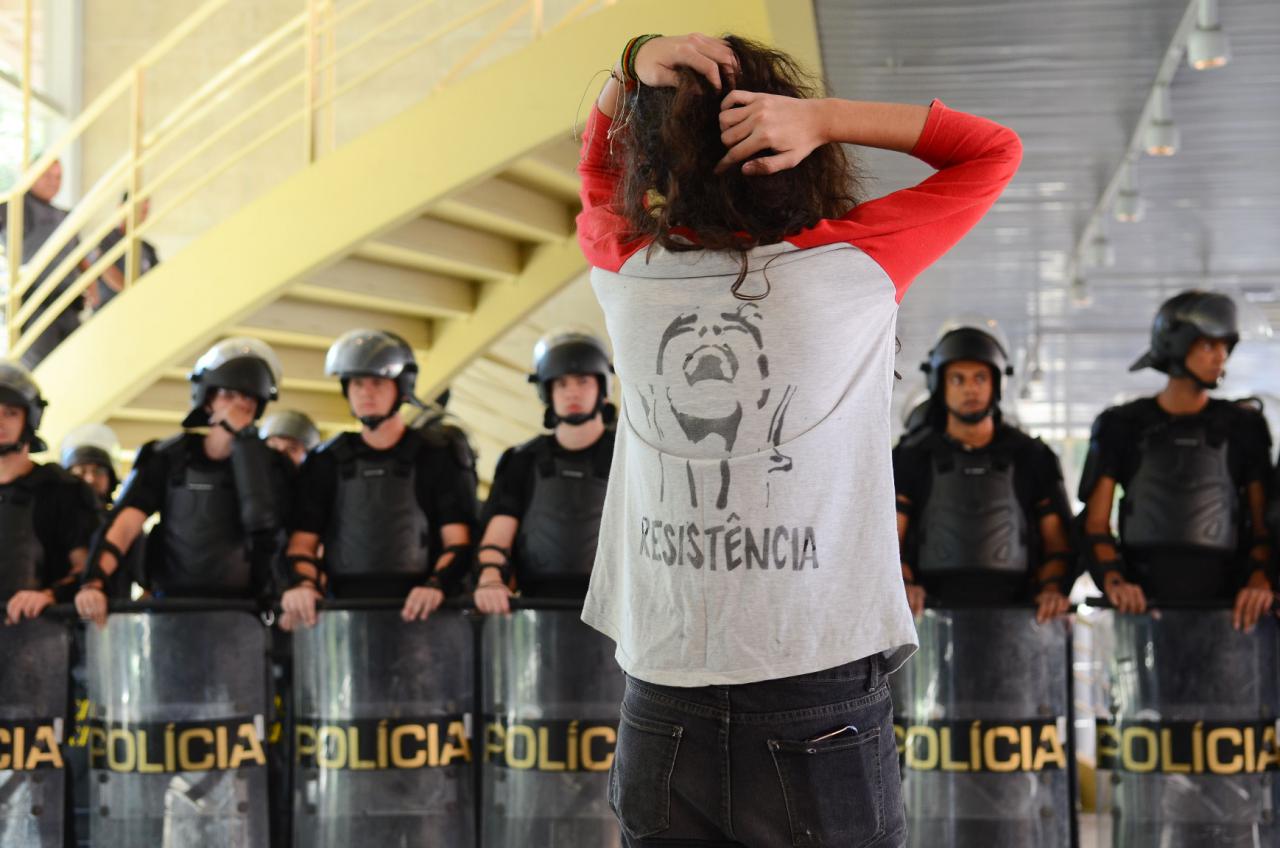 Resistência em Protesto: Cidadão Confronta Polícia