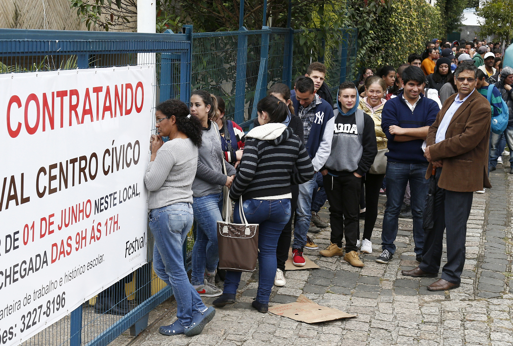 Fila por Emprego em Festival de Contratação no Brasil