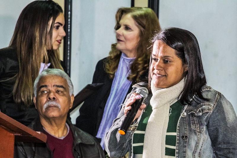 Vozes Ativas: Mulher discursa em evento
