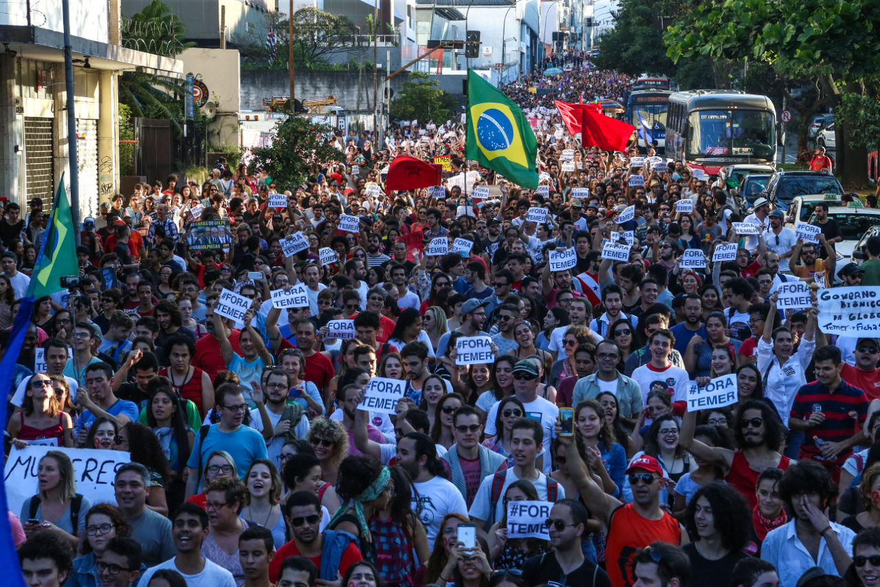 Multidão em Protesto 'Fora Temer' no Brasil