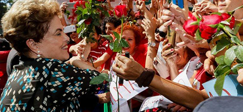 Dilma Rousseff Recebe Rosas e Apoio em Ato Político
