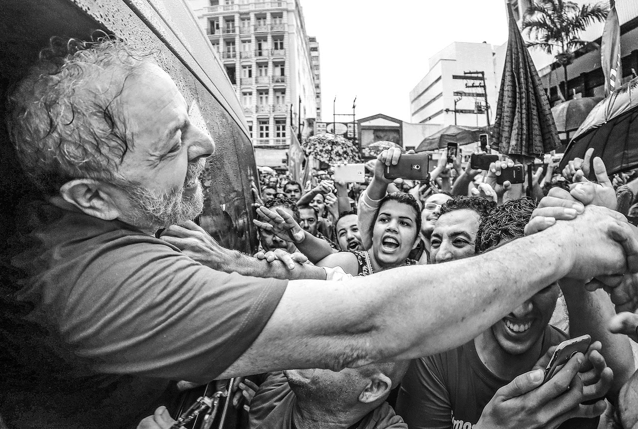Lula em meio ao povo: conexão, entusiasmo e apoio popular