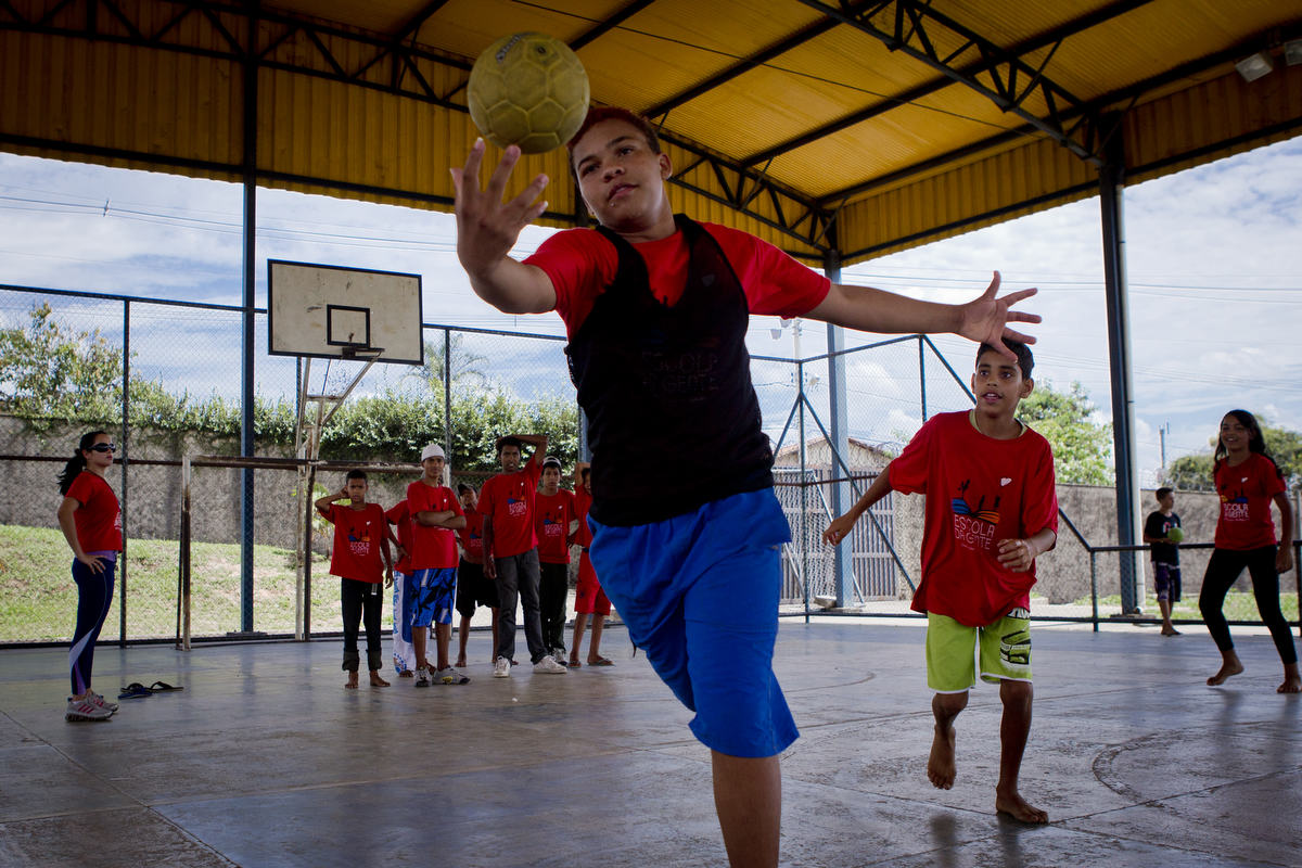 O esporte influi na formação integral dos educandos e alicerça a construção da c