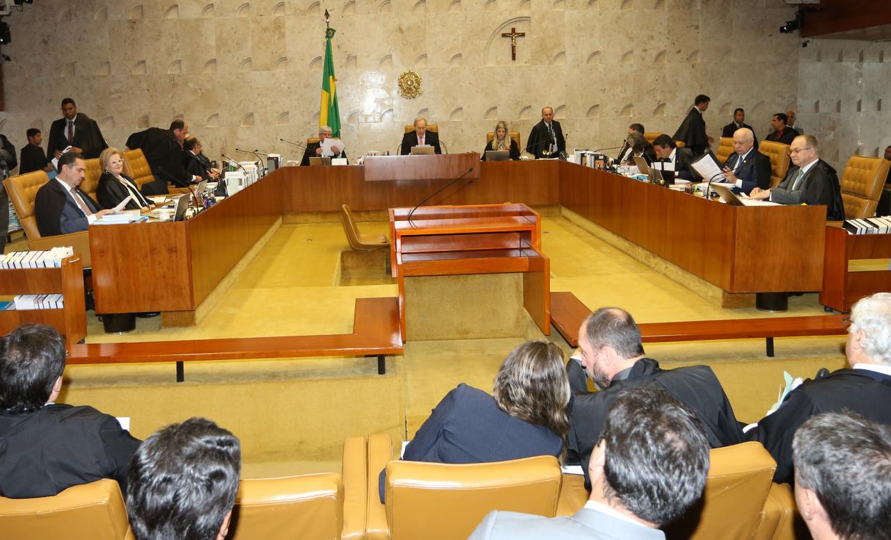 Sessão Plenária de Tribunal ou Órgão Colegiado no Brasil