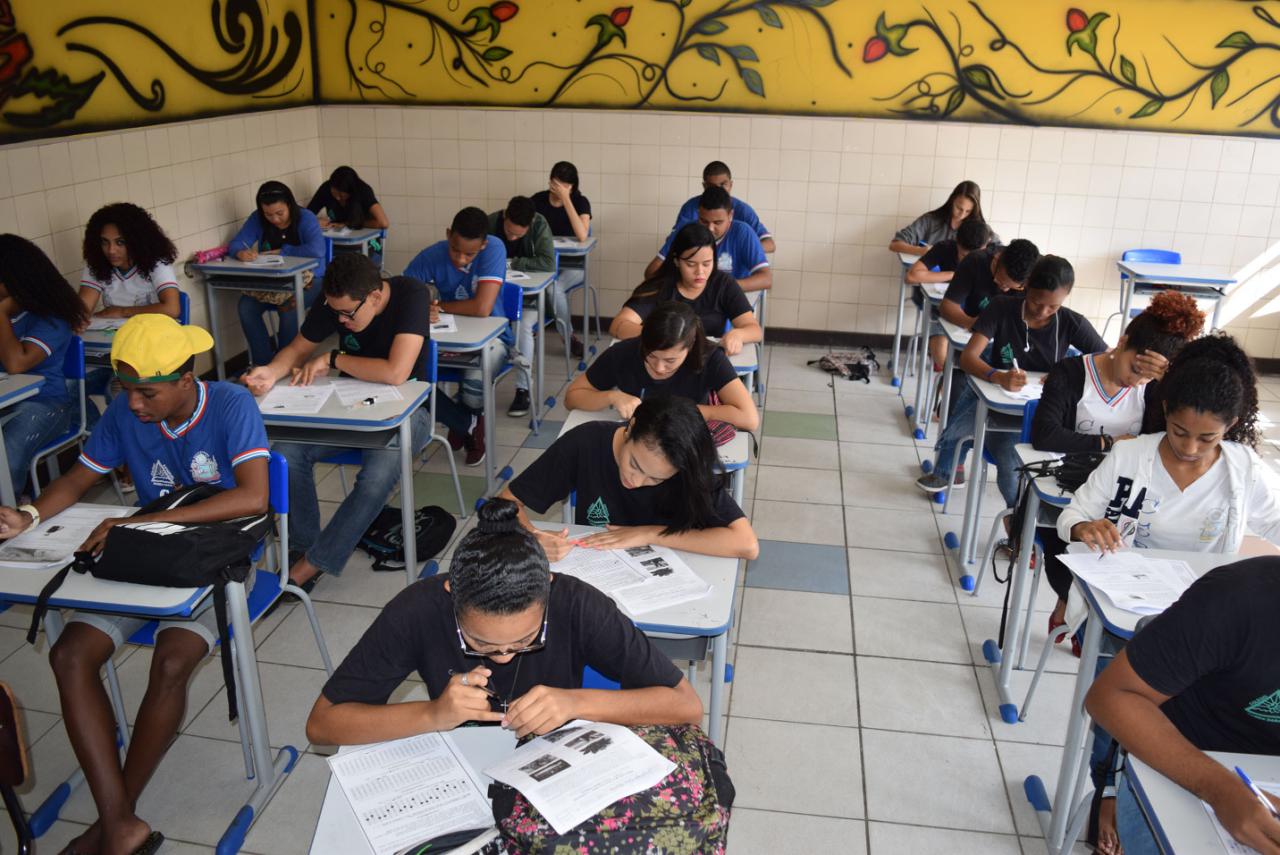 Jovens Estudantes em Foco: Concentração em Sala de Aula.