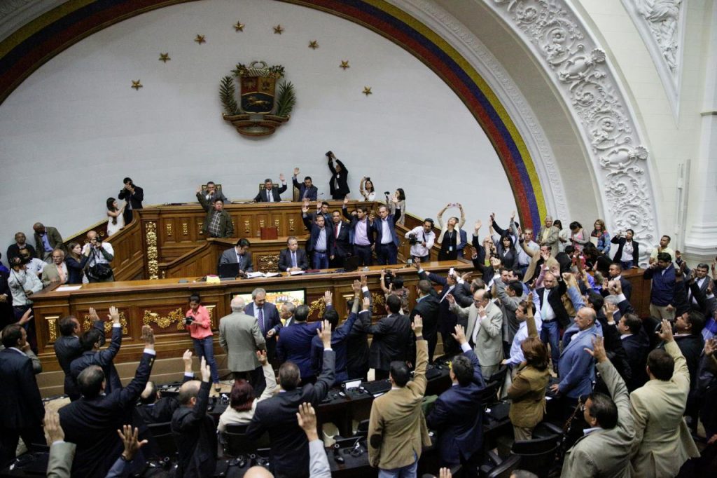 A oposição controla o Legislativo cavalgando sobre o antichavismo