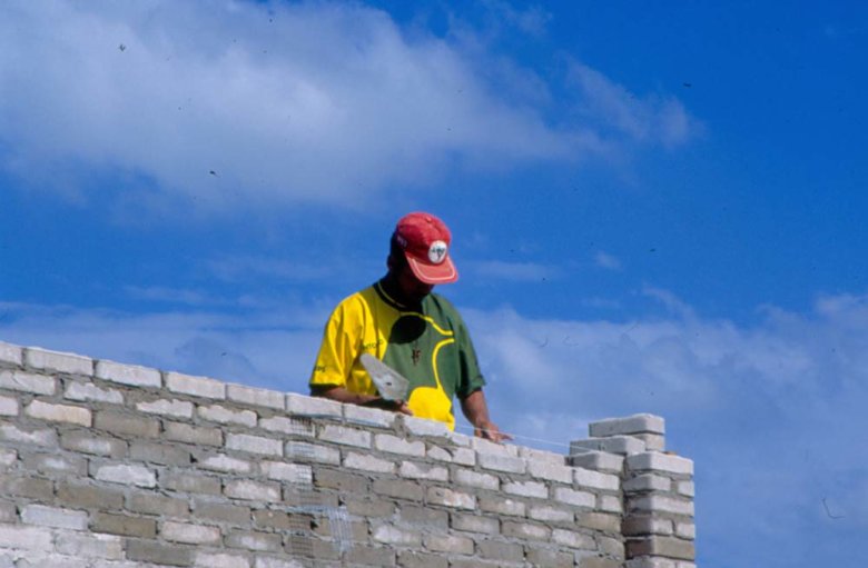 Mão de Obra na Construção Civil sob Céu Azul