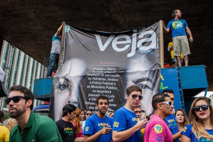 No vão do Masp, em São Paulo, é colocado um banner da capa da revista com cerca