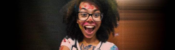 Jovem Radiante com Tinta: Expressão, Arte e Alegria