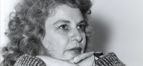 Retrato de Mulher: Expressão Pensativa e Histórica