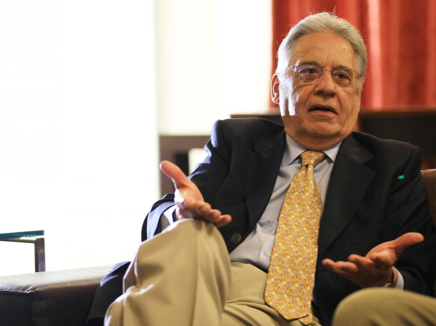 Homem Sênior Engajado em Discussão Séria