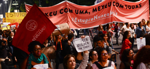 Protesto Feminista Contra Estupro: Solidariedade e Luta por Justiça