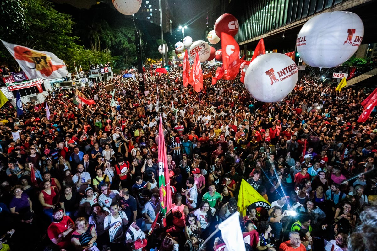 Manifestação Noturna Massiva: Símbolos de Luta e União