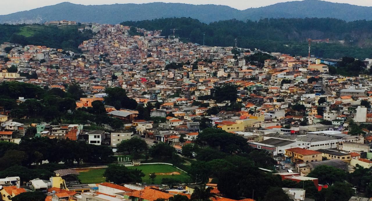 Favela na Encosta: Urbanização e Desigualdade Social