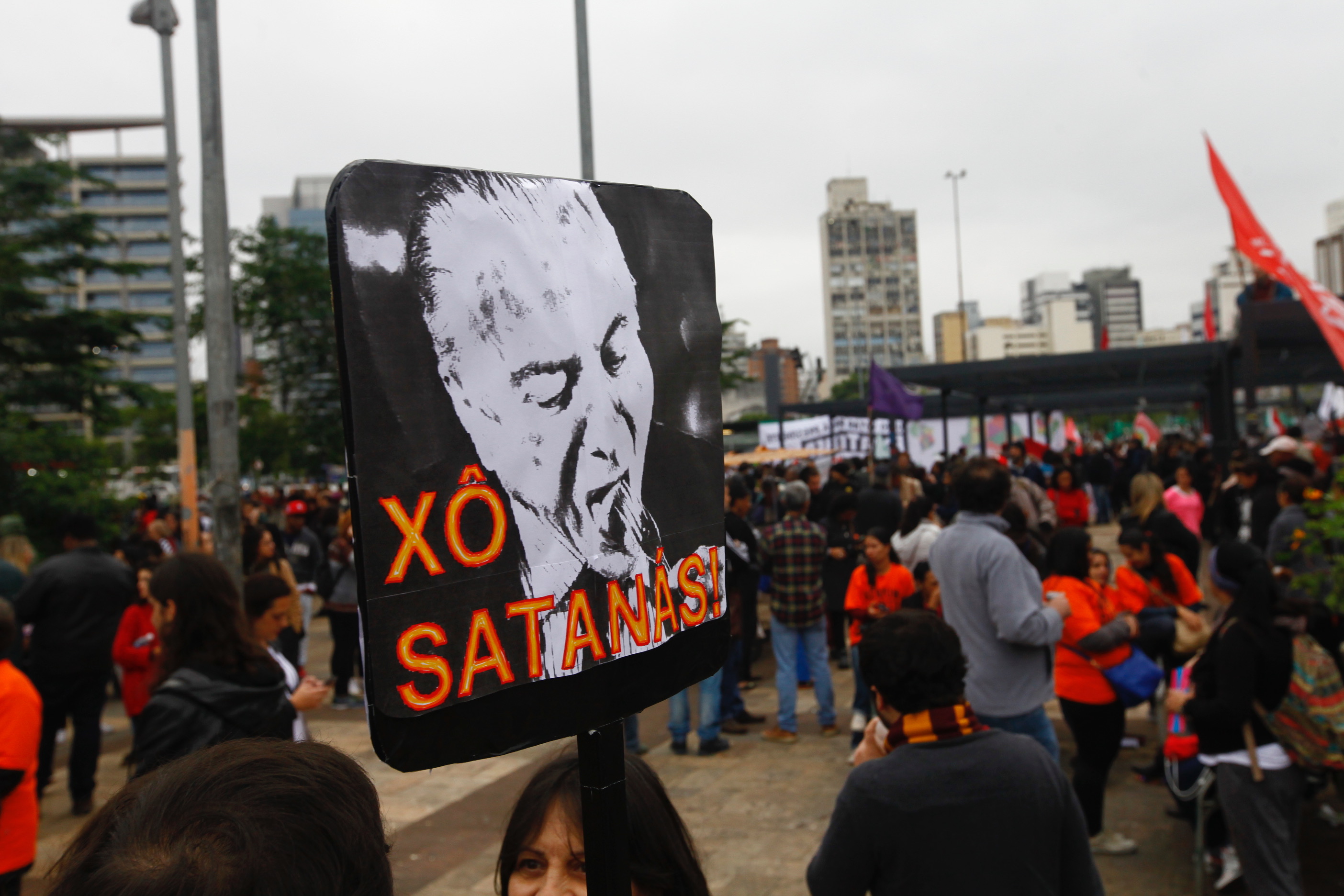 Cartaz "Xô Satanás" em protesto político