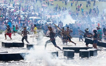 Manifestação Cultural Indígena na Água com Fumaça