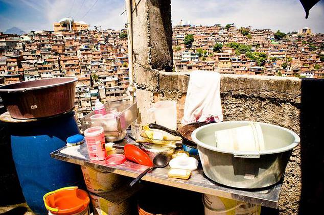 Cotidiano em Comunidade: Vista Aérea e Utensílios.