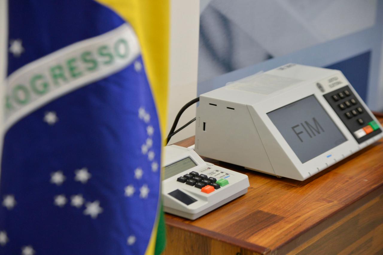 Urnas Eletrônicas e Bandeira do Brasil: Fim da Votação