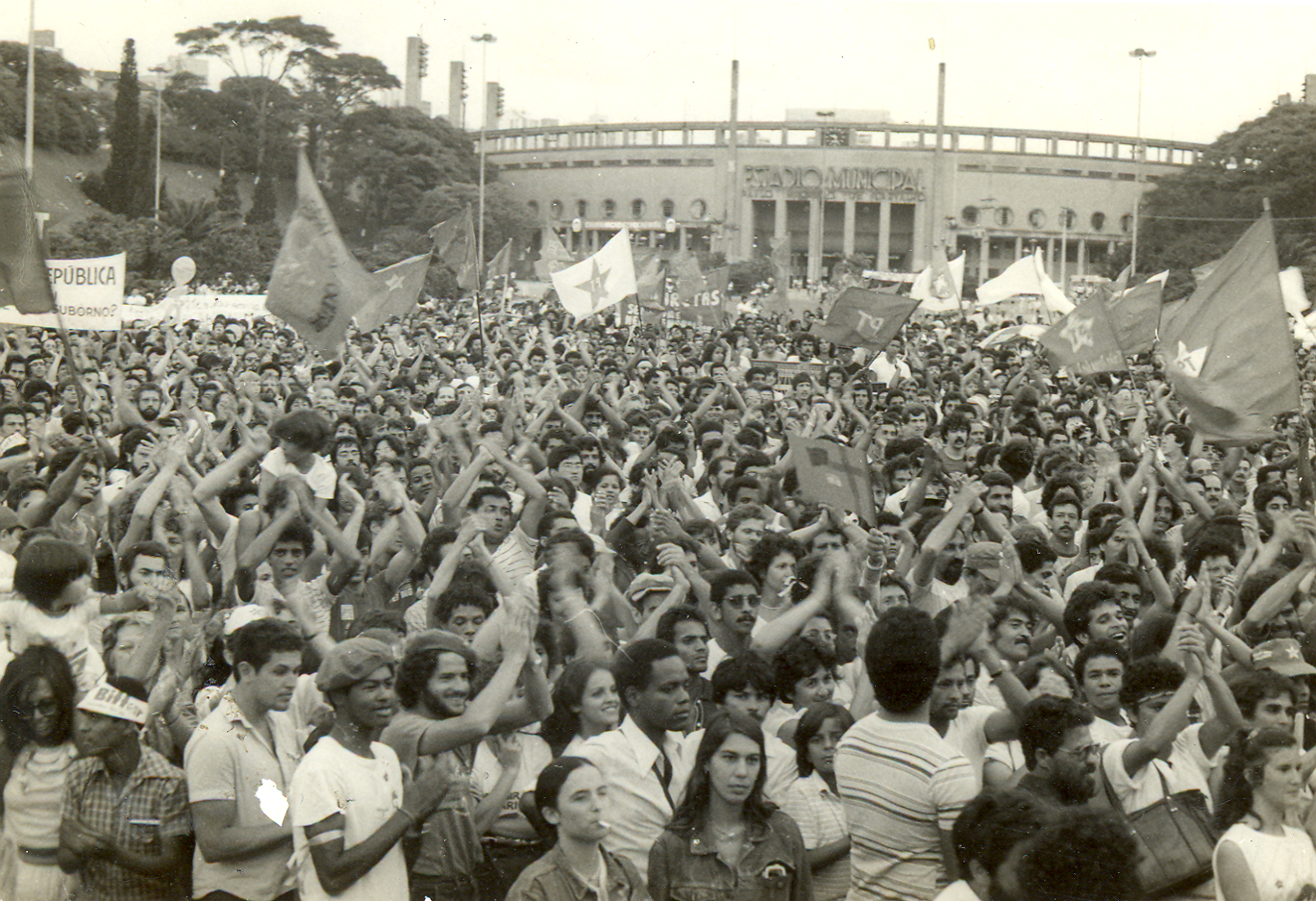 Manifestação Massiva em Frente a Estádio Municipal no Brasil