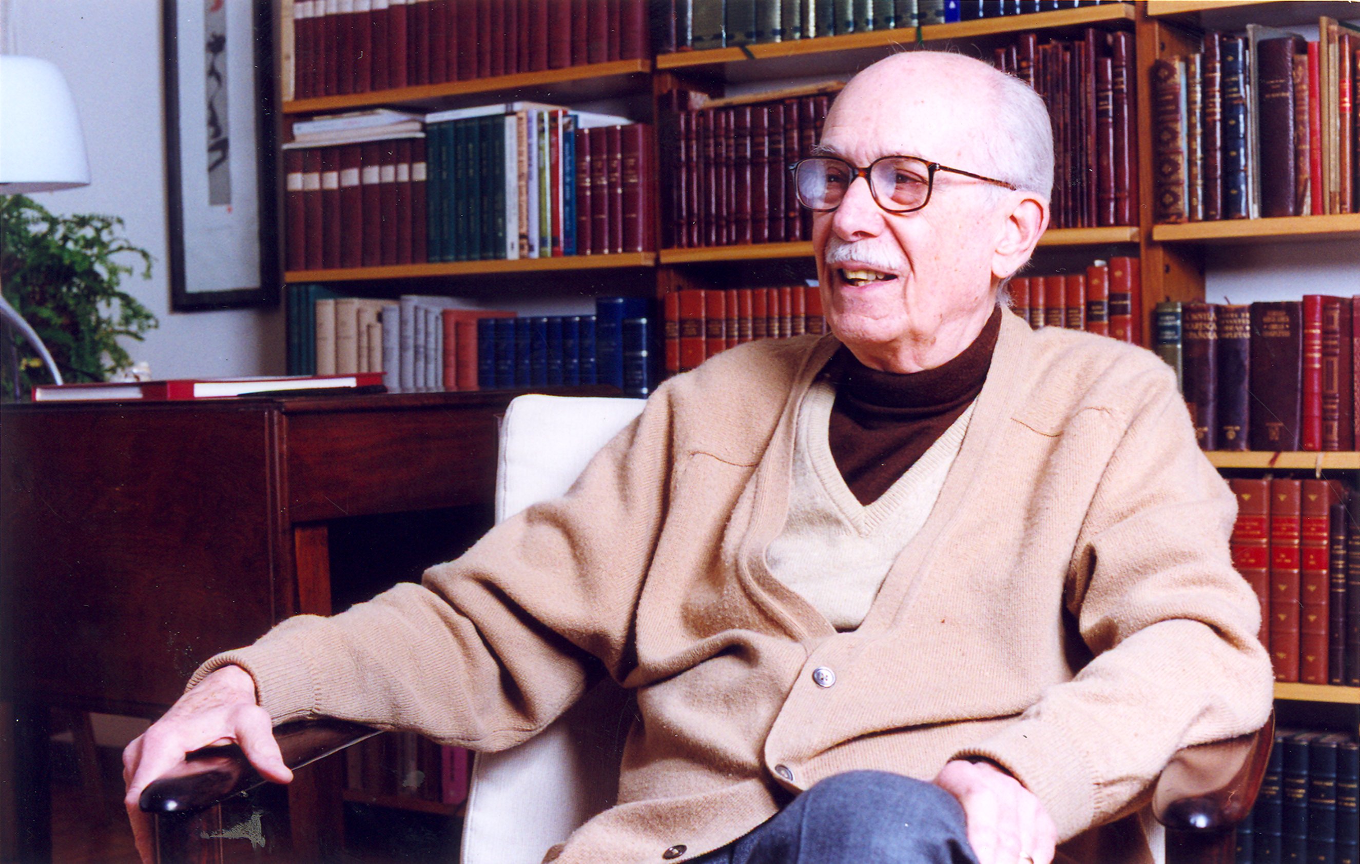 Intelectual sorridente em sua biblioteca pessoal