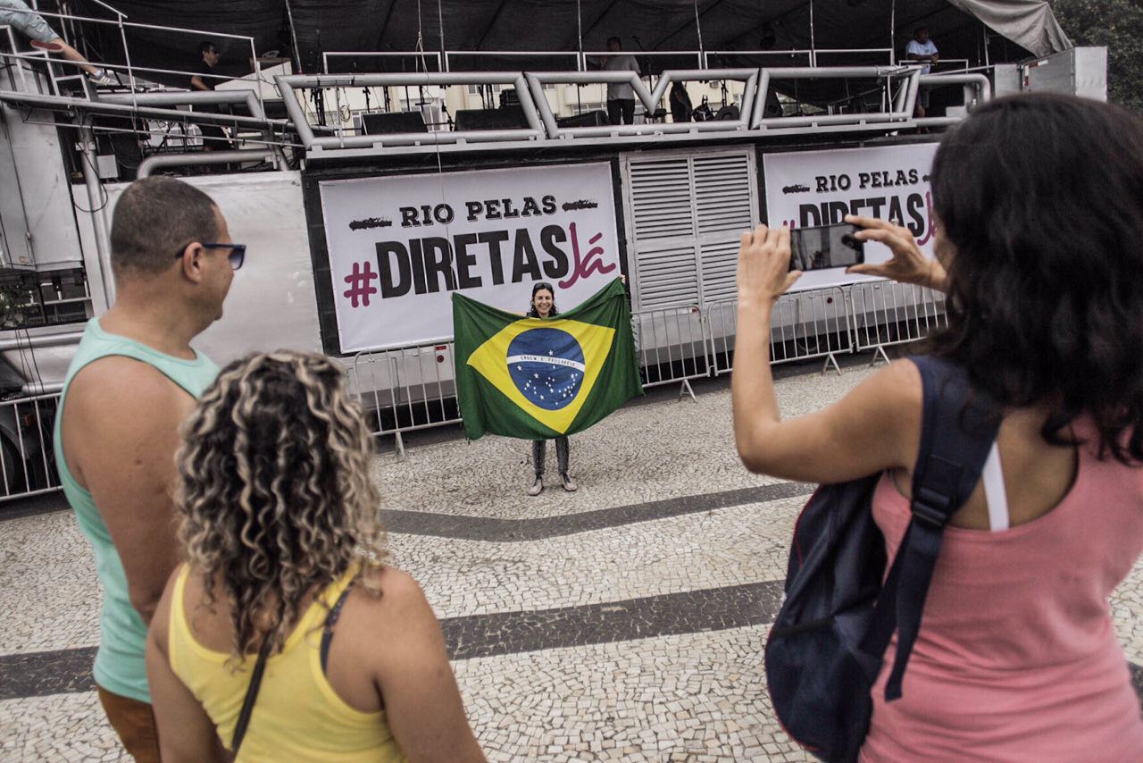 Protesto #DiretasJá com bandeira do Brasil no Rio