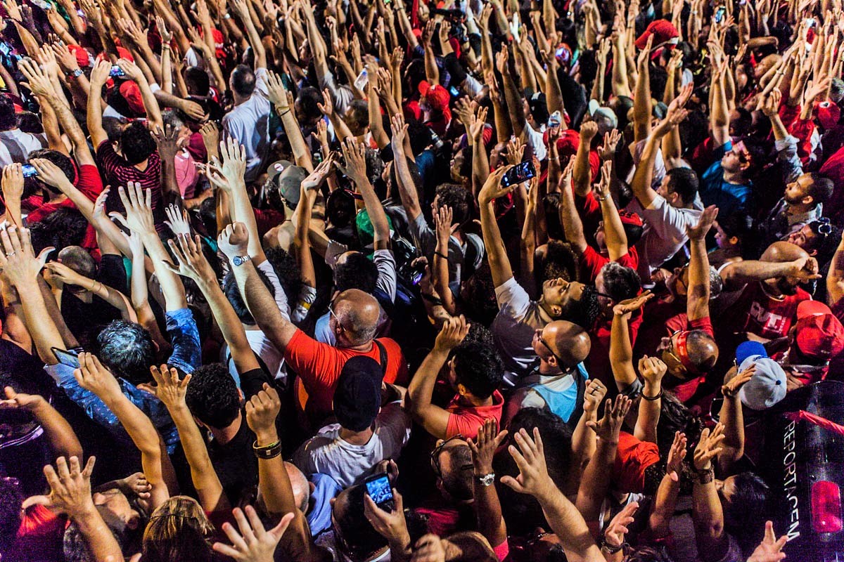 Multidão com Braços Erguidos em Manifestação de Unidade