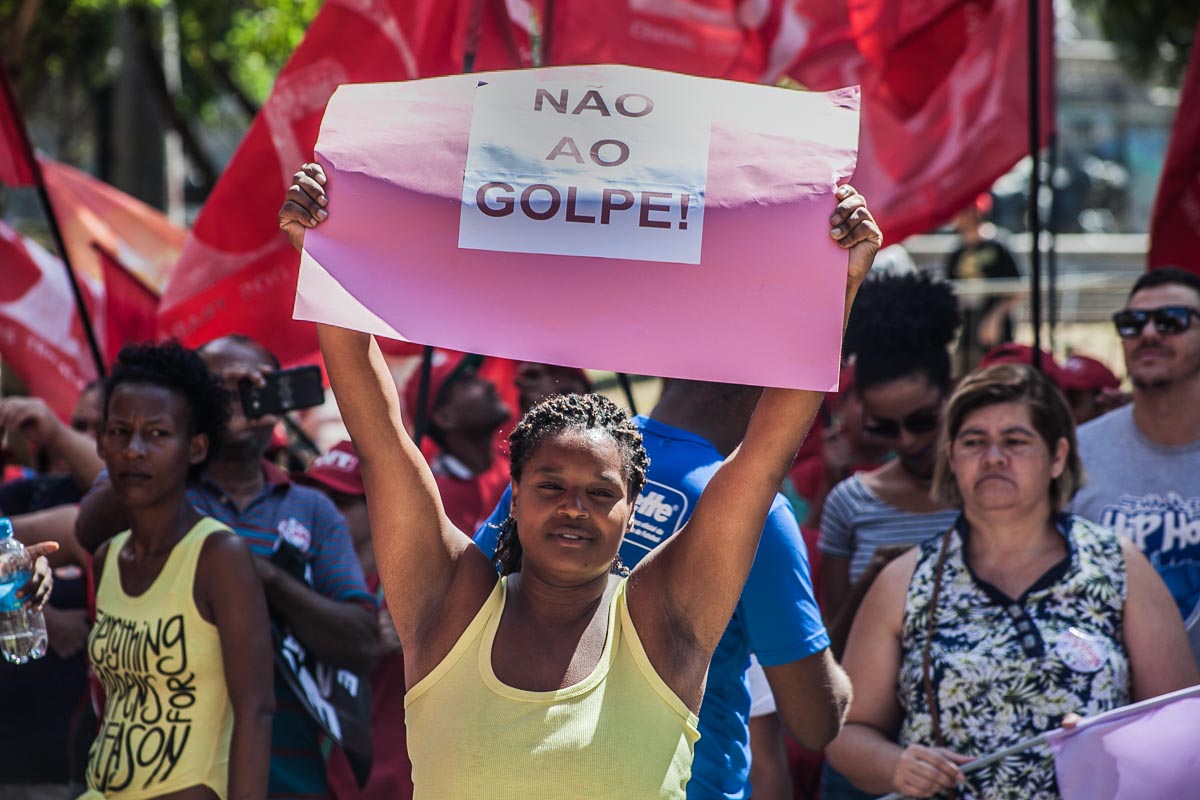 Mulher afro-brasileira protesta com cartaz "NÃO AO GOLPE!"
