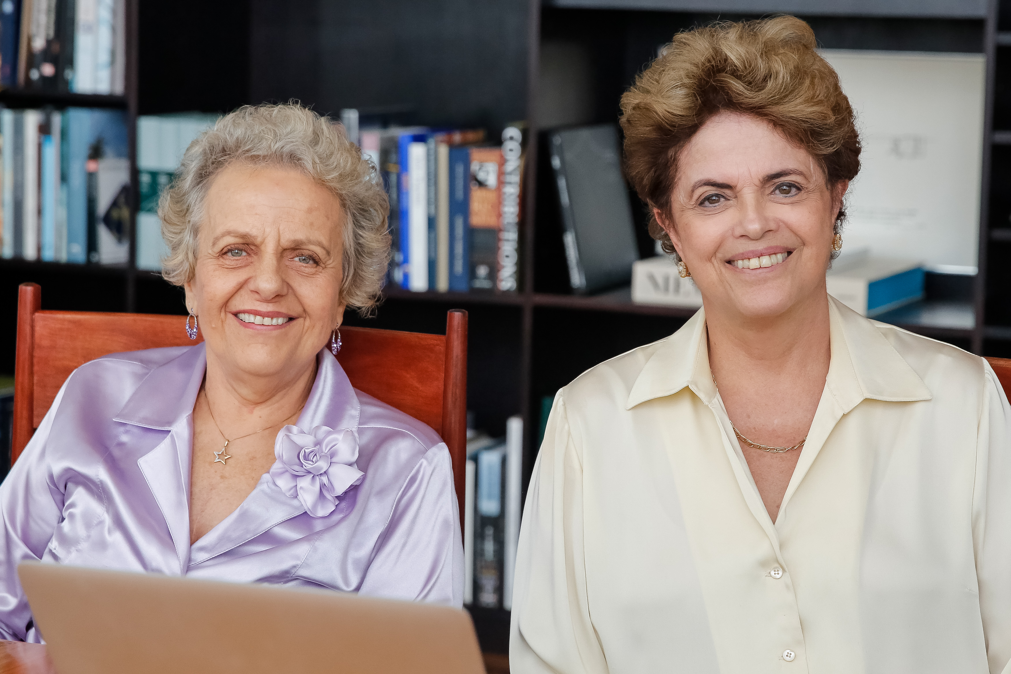 Duas Mulheres Sorridentes: Liderança e Colaboração
