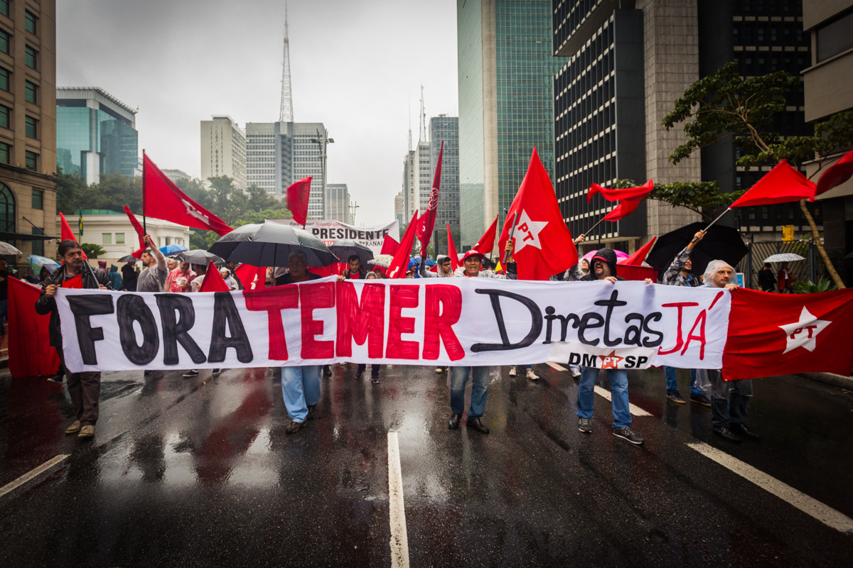 Protesto "Fora Temer, Diretas Já" em rua chuvosa