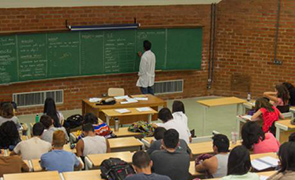 Aula em Universidade: Professor e Estudantes no Processo Educacional