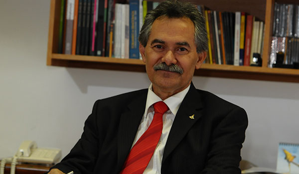 Homem Profissional em Escritório: Liderança e Conhecimento