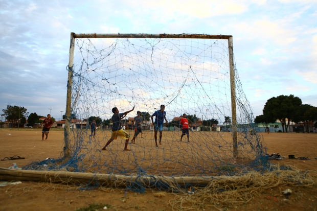 Futebol de Várzea: Paixão e Juventude em Campo de Terra
