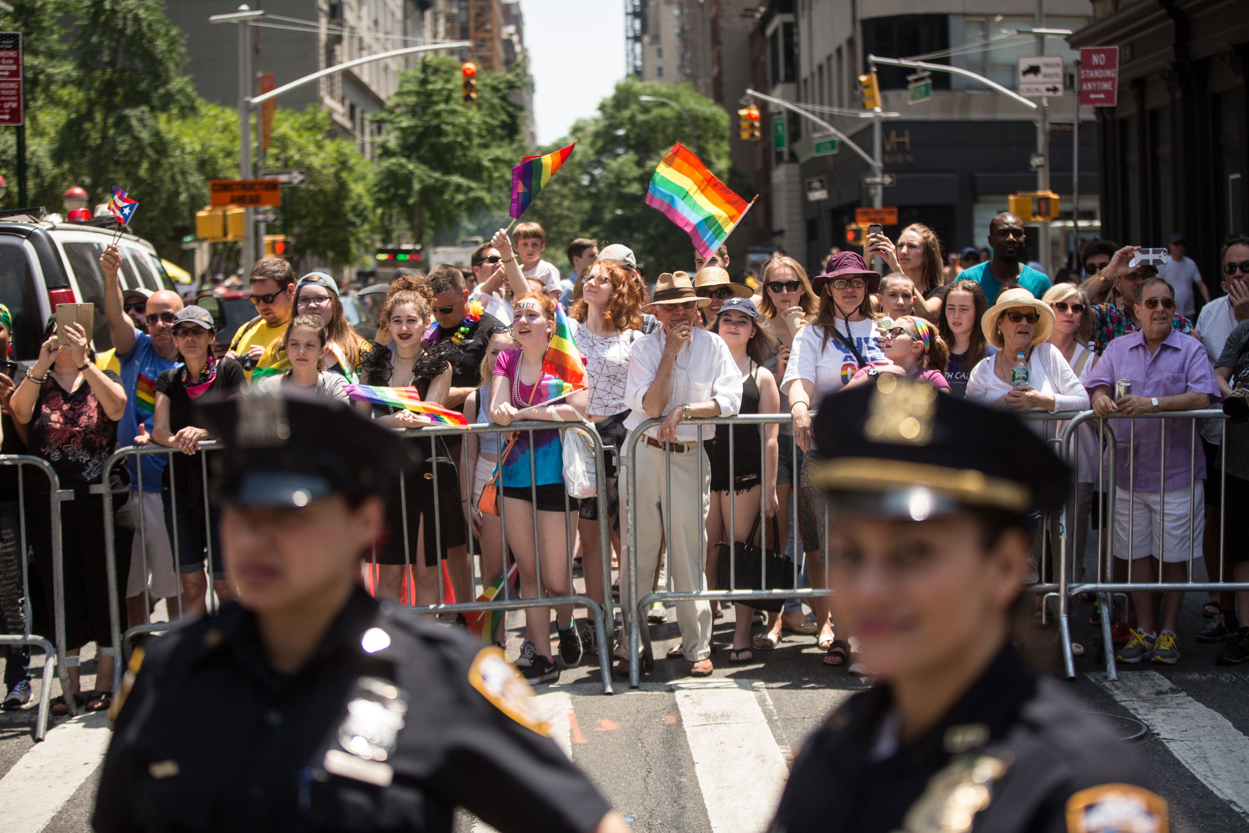 Parada do Orgulho LGBTQ+ em Rua Urbana com Multidão